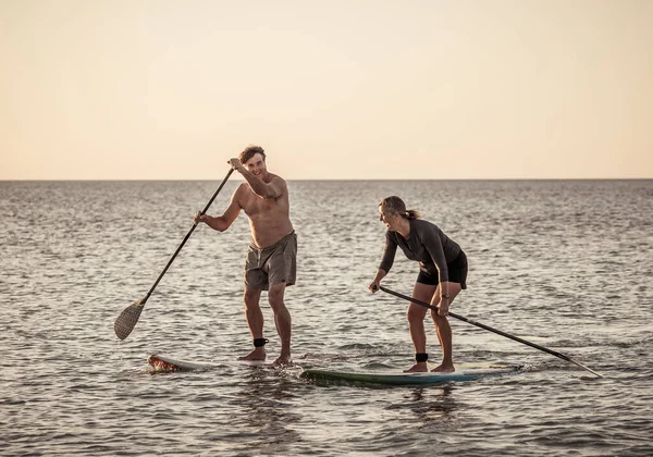 Gammal Kaukasiskt Par Sup Paddleboarding Har Kul Lugnt Hav Vid — Stockfoto