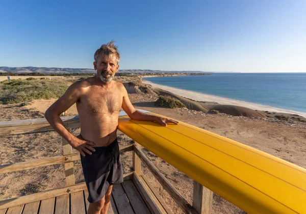 Attraktiv Australisk Mogen Surfare Med Cool Vintage Surfbräda Stranden Vid — Stockfoto