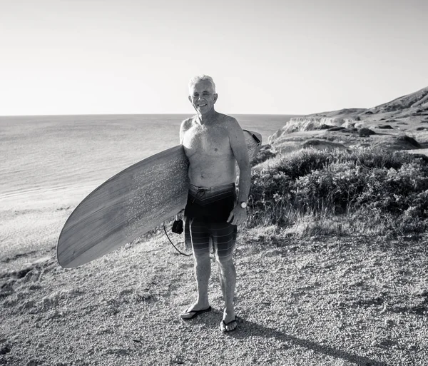 Surfista Australiano Maduro Atraente Com Prancha Vintage Legal Praia Pôr — Fotografia de Stock