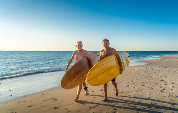 Двоє Дорослих Чоловіків Які Ходять Дошками Серфінгу Прекрасному Пляжі Насолоджуються — стокове фото