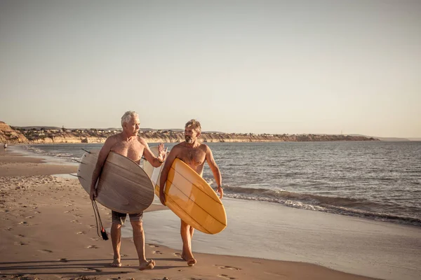 Двоє Дорослих Чоловіків Які Ходять Дошками Серфінгу Прекрасному Пляжі Насолоджуються — стокове фото
