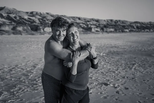 Portrait Plein Air Heureux Couple Âge Mûr Amoureux Sur Une — Photo