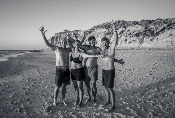 一群快乐的朋友的户外肖像成熟了 年长的成年人在一个遥远的海滩庆祝友谊和新的正常生活 积极的真人 健康的生活方式和逃避 — 图库照片