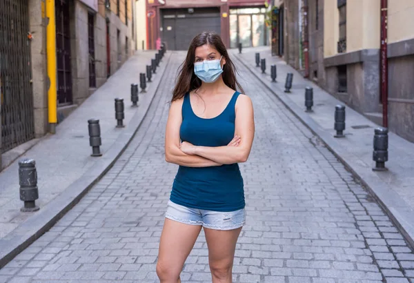 Mujer Joven Con Máscara Quirúrgica Cara Espacios Públicos Coronavirus Propagando — Foto de Stock