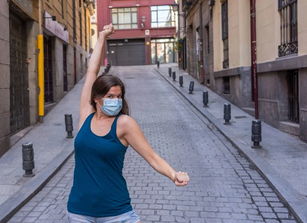 Mujer Joven Con Máscara Quirúrgica Cara Espacios Públicos Coronavirus Propagando — Foto de Stock