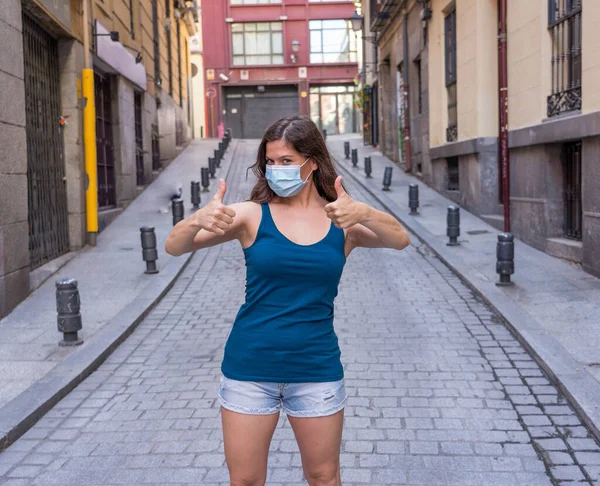 Νεαρή Γυναίκα Που Φοράει Χειρουργική Μάσκα Στο Πρόσωπο Δείχνει Τους — Φωτογραφία Αρχείου