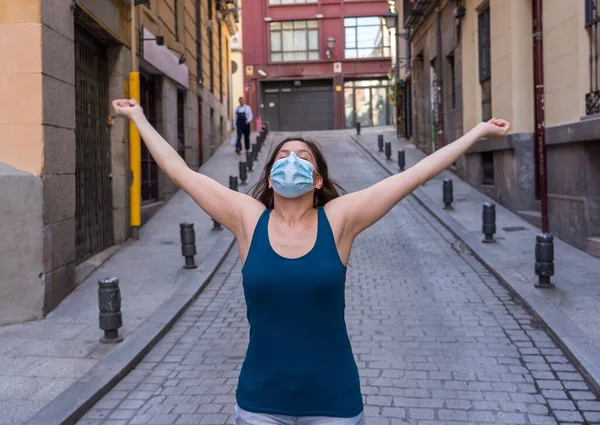 Mujer Joven Con Máscara Quirúrgica Cara Espacios Públicos Coronavirus Propagando — Foto de Stock