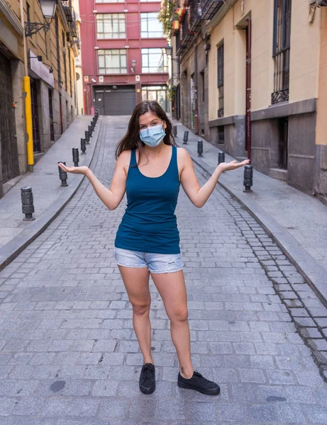 Mujer Joven Con Máscara Quirúrgica Cara Espacios Públicos Coronavirus Propagando —  Fotos de Stock