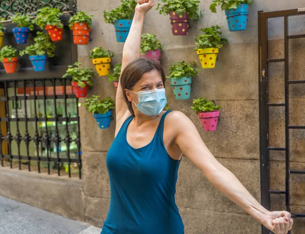 Mujer Joven Con Máscara Quirúrgica Cara Espacios Públicos Coronavirus Propagando — Foto de Stock