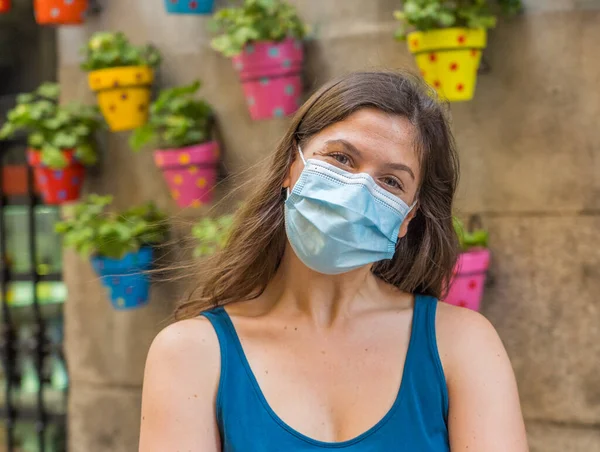 Mujer Joven Con Máscara Quirúrgica Cara Espacios Públicos Coronavirus Propagando — Foto de Stock