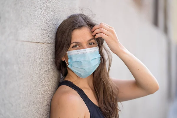 Νεαρή Γυναίκα Που Φοράει Χειρουργική Μάσκα Στο Πρόσωπο Δημόσιους Χώρους — Φωτογραφία Αρχείου