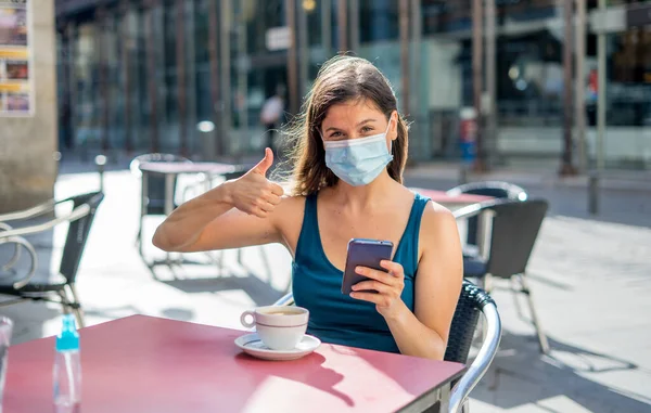 Covid Utbrott Ung Kvinna Bär Skyddande Kirurgisk Ansiktsmask Och Använder — Stockfoto