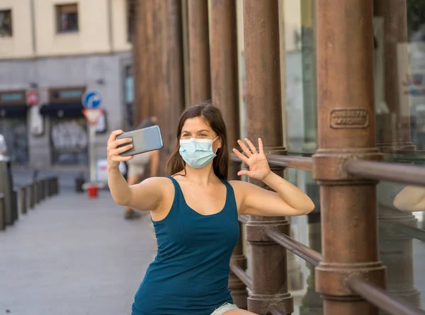 Surto Covid Jovem Mulher Andando Rua Cidade Vestindo Máscara Protetora — Fotografia de Stock