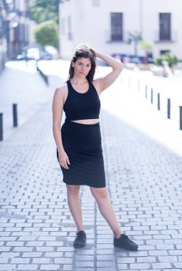 Mutlu yüzlü, şehvetli bir gülüşü olan beyaz bir kadının açık hava portresi. Kameraya doğal güzellik ve doğal ışık ile poz vermek. Gerçek İnsanlar, kişisel bakım, moda ve yaşam tarzı konsepti