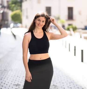 Mutlu yüzlü, şehvetli bir gülüşü olan beyaz bir kadının açık hava portresi. Kameraya doğal güzellik ve doğal ışık ile poz vermek. Gerçek İnsanlar, kişisel bakım, moda ve yaşam tarzı konsepti