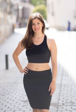 Mutlu yüzlü, şehvetli bir gülüşü olan beyaz bir kadının açık hava portresi. Kameraya doğal güzellik ve doğal ışık ile poz vermek. Gerçek İnsanlar, kişisel bakım, moda ve yaşam tarzı konsepti