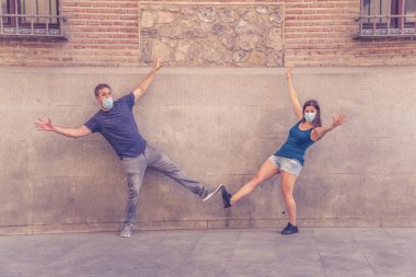 Yeni Normal ve selamlama tarzı. Erkek ve kadın, Coronavirus 'un yayılmasını önlemek için dirseklerini ya da ayaklarını sallayarak sosyal mesafeyi koruyorlar. COVID-19 salgını ve hastalık koruması.