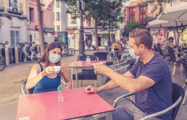 Paar Zitten Een Coffeeshop Dragen Chirurgische Beschermende Gezichtsmasker Tijd Doorbrengen — Stockfoto