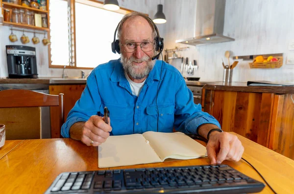 Covid Uitbraak Man Laptop Die Thuis Werkt Een Videoconferentie Met — Stockfoto