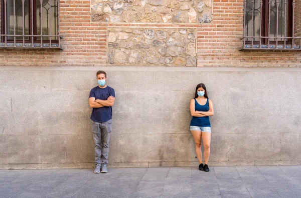 男人和女人戴着护肤面罩 彼此相距两米 保持社交距离 以避免考拉病毒的传播 Covid 19疾病防护与新常态的概念图像 — 图库照片