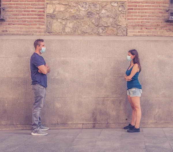 마스크를 남자와 여자는 코로나 바이러스의 확산을 피하기 사회적 거리를 유지하기 — 스톡 사진