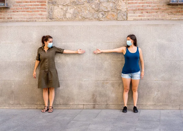 Duas Mulheres Usando Máscaras Protetoras Uma Outra Mantendo Distanciamento Social — Fotografia de Stock