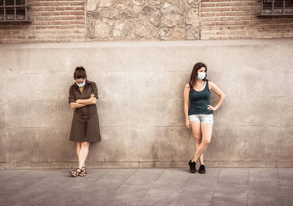 Due Donne Che Indossano Maschere Protettive Piedi Una Dall Altra — Foto Stock