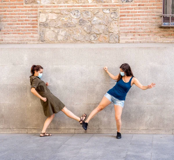 Nieuwe Normale Begroeting Stijl Vriendinnen Schudden Ellebogen Voeten Houden Sociale — Stockfoto