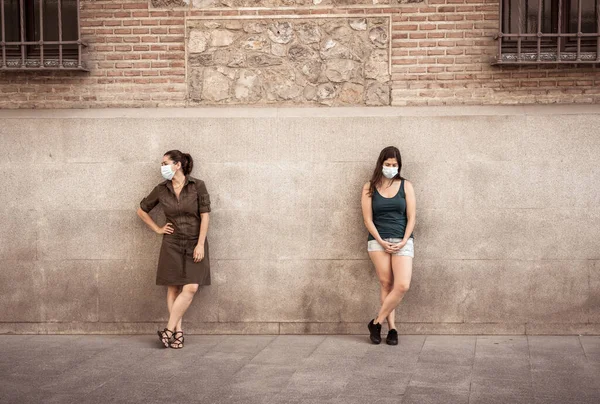 Dwie Kobiety Maskach Ochronnych Stojące Metry Siebie Utrzymujące Dystans Społeczny — Zdjęcie stockowe