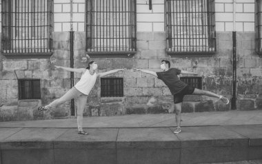 Korumacı yüz maskeleri takan erkek ve kadın birbirlerinden 2 metre uzakta duruyorlar. Sosyal mesafeyi koronavirüsün yayılmasını önlüyorlar. COVID-19 hastalıkların korunmasının kavramsal görüntüsü ve Yeni Normal.