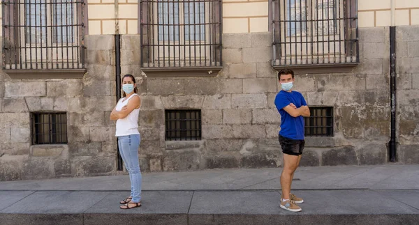 Man Och Kvinna Bär Skyddande Ansiktsmasker Stående Från Varandra Hålla — Stockfoto