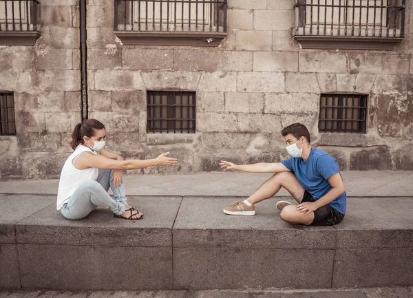 Muž Žena Ochranných Obličejových Maskách Stojí Sebe Udržují Sociální Odstup — Stock fotografie