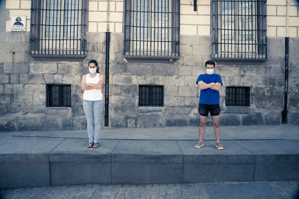 Muž Žena Ochranných Obličejových Maskách Stojí Sebe Udržují Sociální Odstup — Stock fotografie