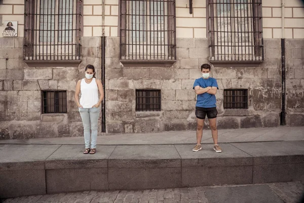 마스크를 남자와 여자는 코로나 바이러스의 확산을 피하기 사회적 거리를 유지하기 — 스톡 사진