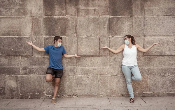 Hombre Mujer Con Mascarillas Protectoras Pie Uno Del Otro Manteniendo — Foto de Stock