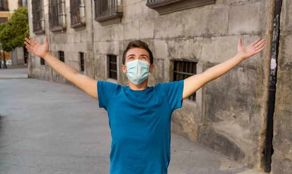 장소에서 수술용 마스크를 코로나 바이러스가 거리를 보호용 마스크를 남자가 있습니다 — 스톡 사진
