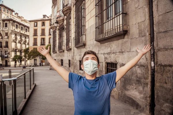 Νεαρός Που Φοράει Χειρουργική Μάσκα Προσώπου Δημόσιους Χώρους Άνδρας Προστατευτική — Φωτογραφία Αρχείου