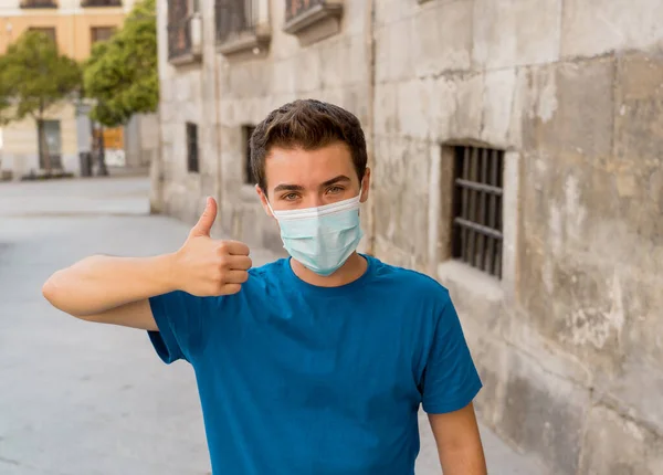 마스크를 실외에서 엄지손가락을 코로나 바이러스가 거리를 보호용 마스크를 긍정적 이미지새로운 — 스톡 사진