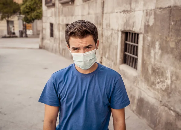 Jeune Homme Triste Désespéré Portant Masque Chirurgical Dans Les Espaces — Photo