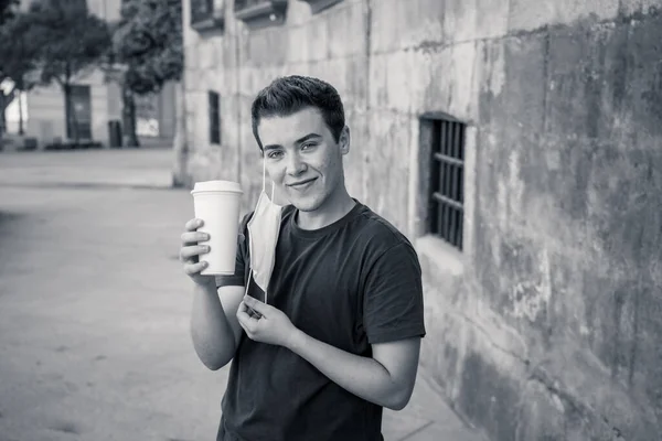 Brote Covid Joven Caminando Por Calle Ciudad Usando Mascarilla Quirúrgica —  Fotos de Stock