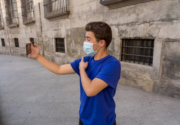 Covid Utbrott Ung Man Stadens Gata Bär Skyddande Kirurgisk Mask — Stockfoto