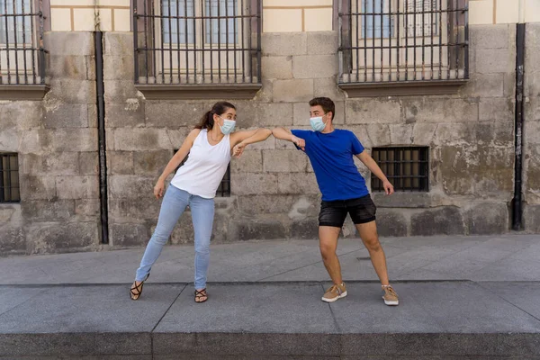 Nieuwe Normale Begroeting Stijl Man Vrouw Schud Ellebogen Voeten Houden — Stockfoto