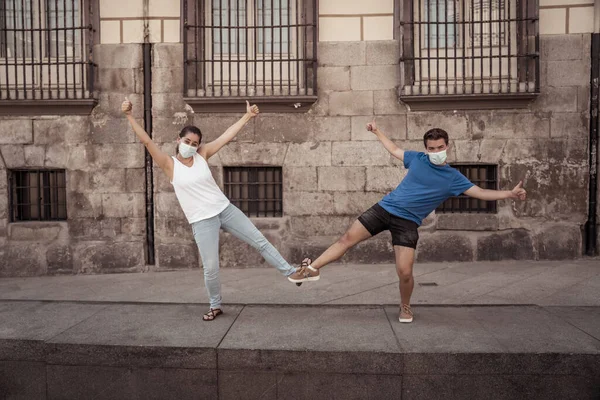 Nuevo Estilo Normal Saludo Hombre Mujer Agitando Codos Pies Manteniendo —  Fotos de Stock