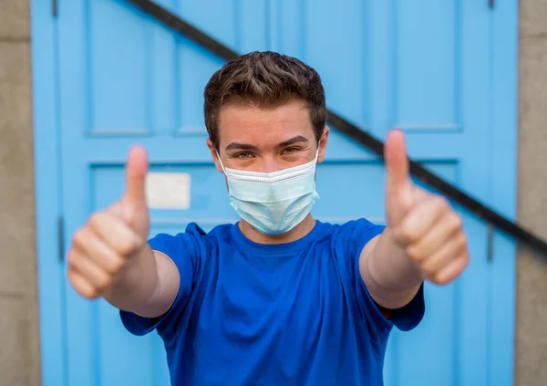Ung Man Bär Medicinsk Skyddande Kirurgisk Ansiktsmask Mot Smittsam Coronavirussjukdom — Stockfoto