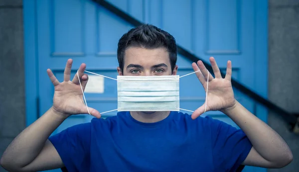 Hombre Joven Que Usa Mascarilla Médica Quirúrgica Protectora Contra Enfermedad — Foto de Stock