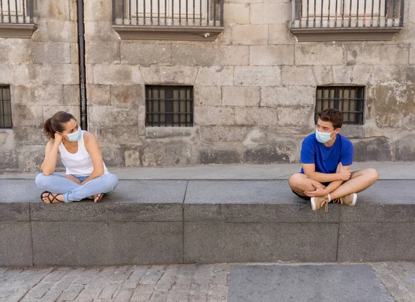 Man Vrouw Met Beschermende Gezichtsmaskers Meter Van Elkaar Waardoor Sociale — Stockfoto