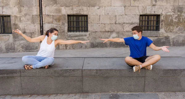 Man Och Kvinna Bär Skyddande Ansiktsmasker Stående Från Varandra Hålla — Stockfoto