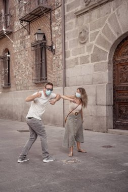 Yeni Normal 'de daha güvenli bir karşılama şekli. Kadın ve erkek ayağının titremesi ve dirsek çarpması Coronavirus 'un yayılmasını önlemek için sosyal mesafeyi koruyor. COVID-19 salgını ve sosyal etkileşimler.