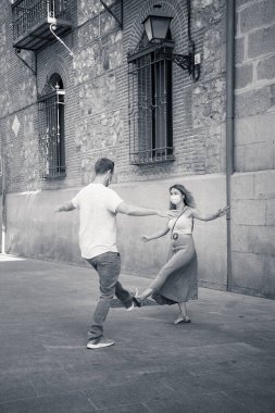 Yeni Normal 'de daha güvenli bir karşılama şekli. Kadın ve erkek ayağının titremesi ve dirsek çarpması Coronavirus 'un yayılmasını önlemek için sosyal mesafeyi koruyor. COVID-19 salgını ve sosyal etkileşimler.