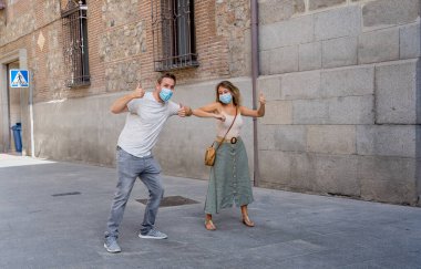 Yeni Normal 'de daha güvenli bir karşılama şekli. Kadın ve erkek ayağının titremesi ve dirsek çarpması Coronavirus 'un yayılmasını önlemek için sosyal mesafeyi koruyor. COVID-19 salgını ve sosyal etkileşimler.